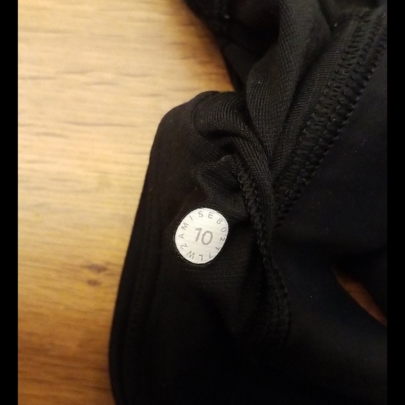 Lululemon is bra  size 1o - Picture 4 of 4